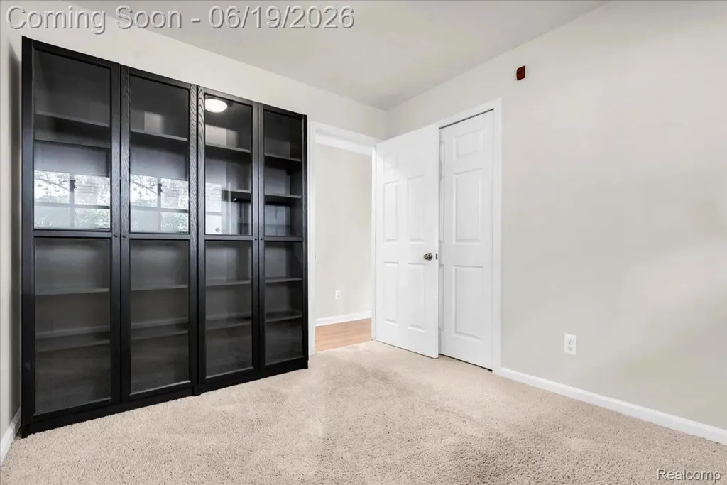 28332 Loretta Avenue Warren City MI 48092