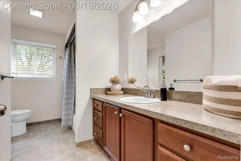28332 Loretta Avenue Warren City MI 48092