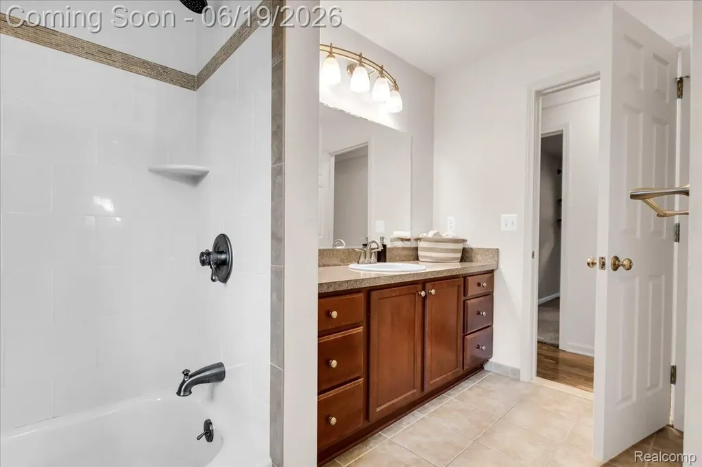 28332 Loretta Avenue Warren City MI 48092