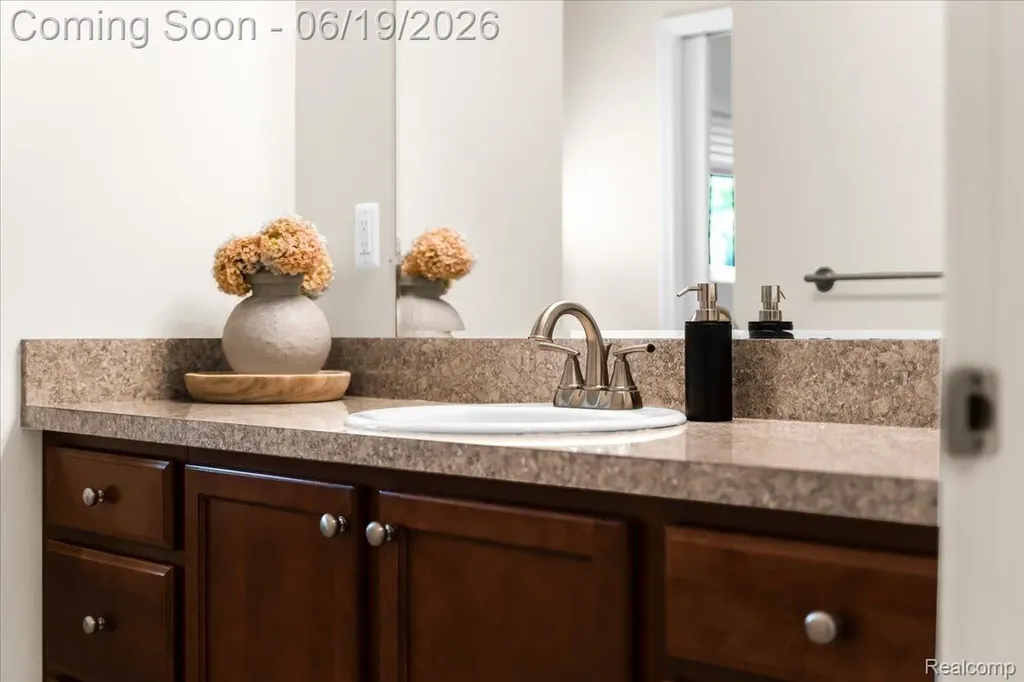 28332 Loretta Avenue Warren City MI 48092