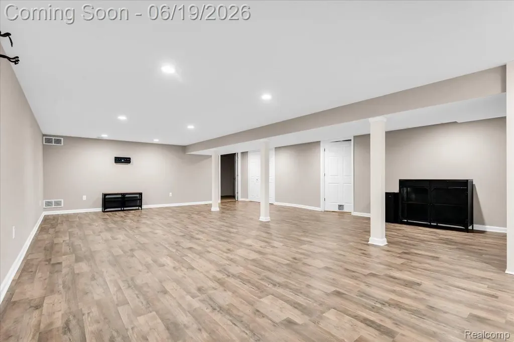 28332 Loretta Avenue Warren City MI 48092