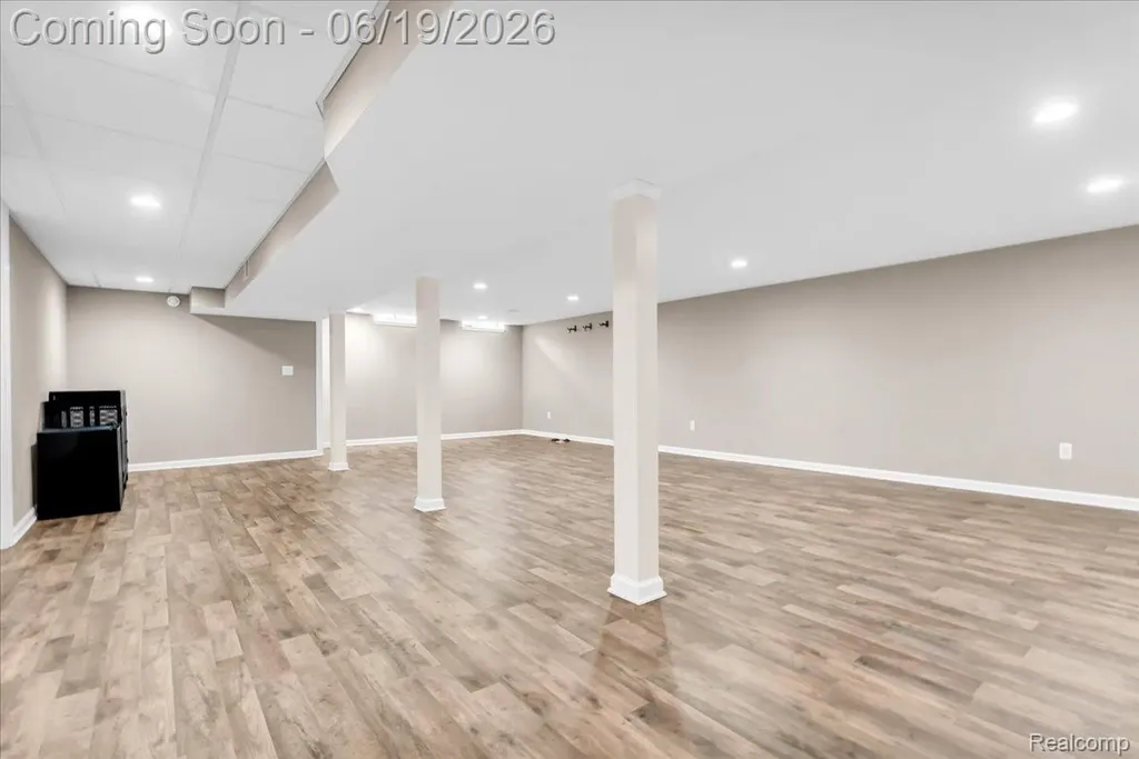 28332 Loretta Avenue Warren City MI 48092