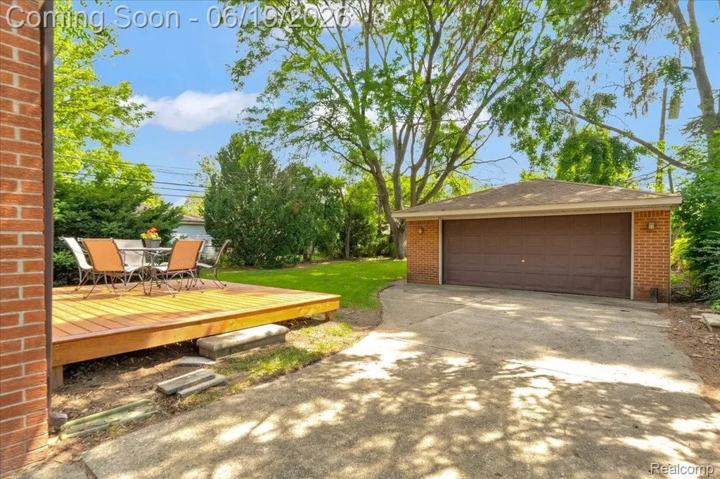 28332 Loretta Avenue Warren City MI 48092