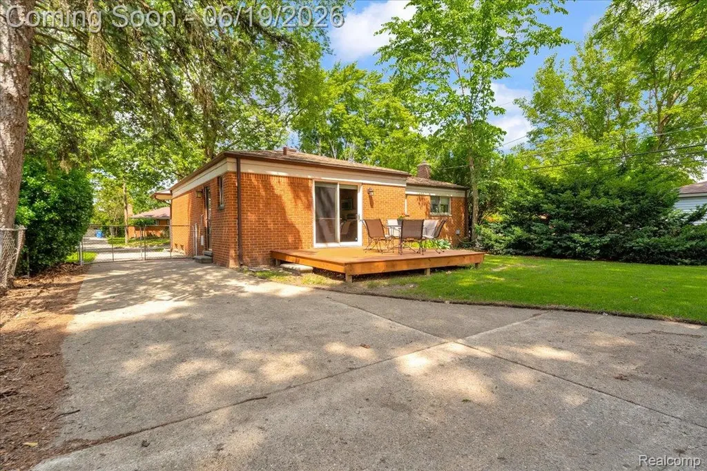 28332 Loretta Avenue Warren City MI 48092