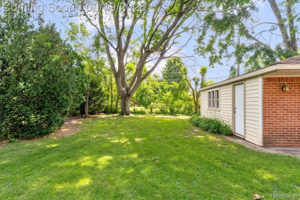 28332 Loretta Avenue Warren City MI 48092