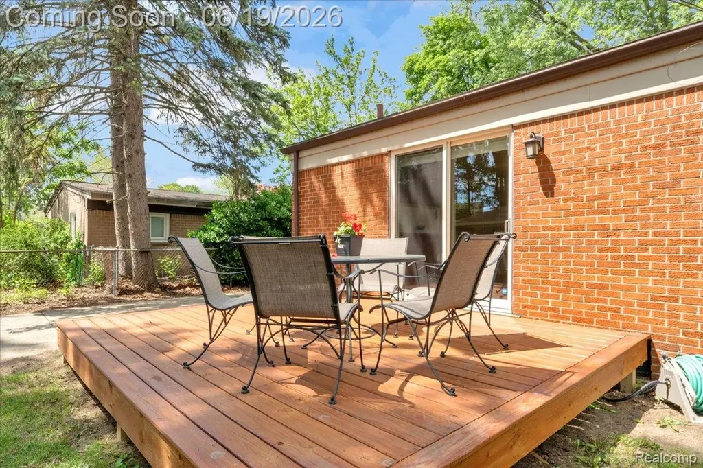28332 Loretta Avenue Warren City MI 48092