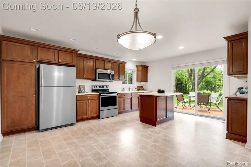 28332 Loretta Avenue Warren City MI 48092