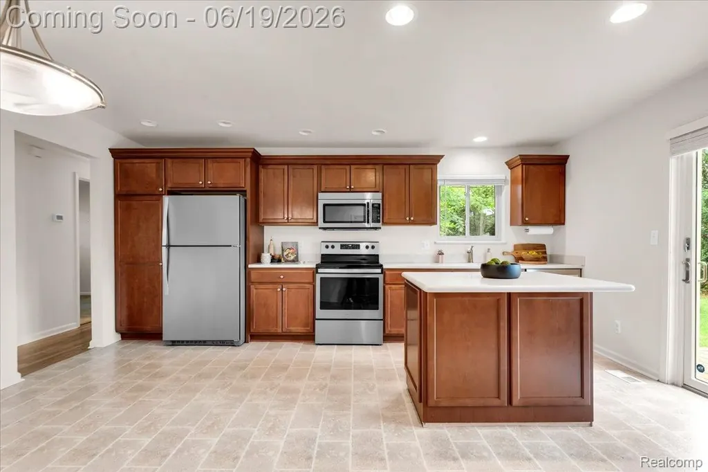 28332 Loretta Avenue Warren City MI 48092