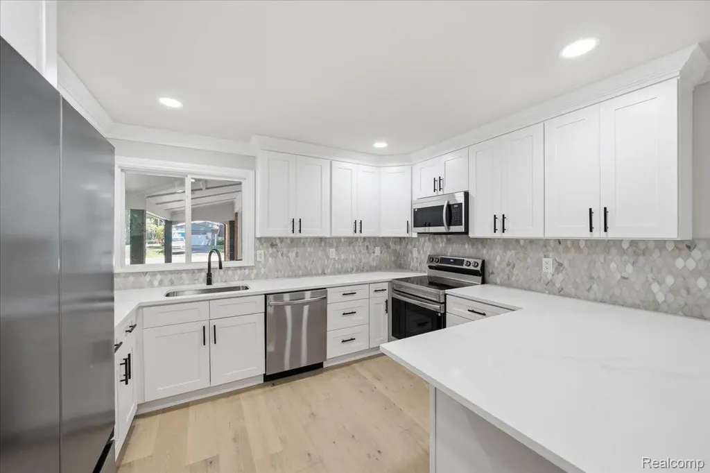 3096 Myddleton Drive Troy City MI 48084