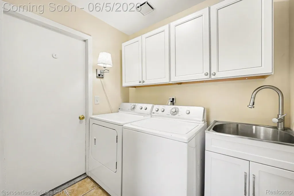 18454 Queensbury Drive Livonia City MI 48152