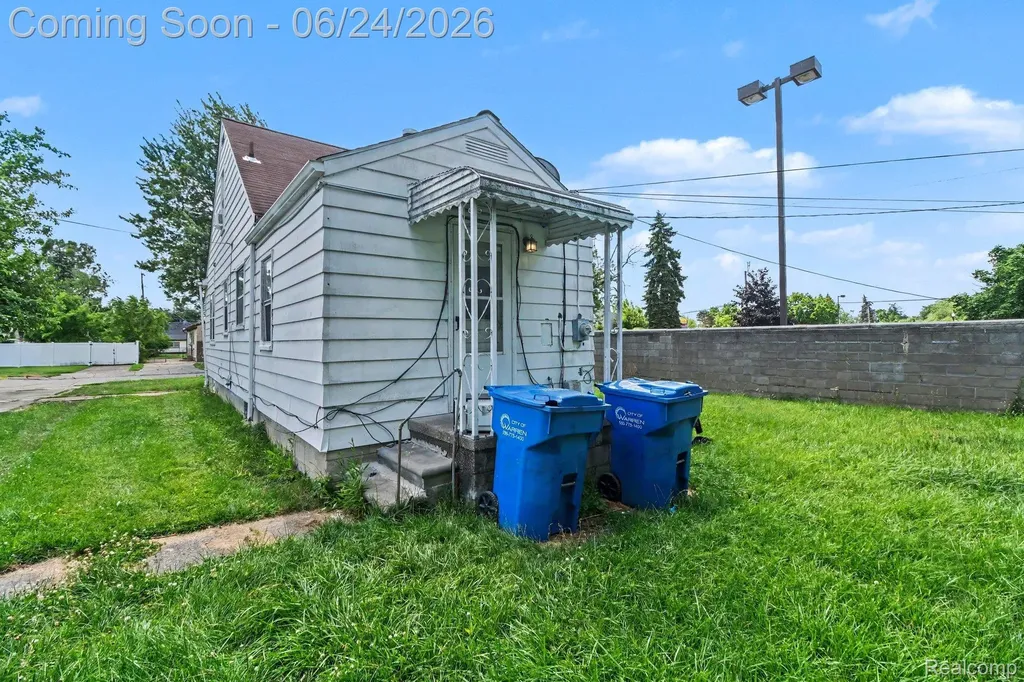 8059 Ford Avenue Warren City MI 48089