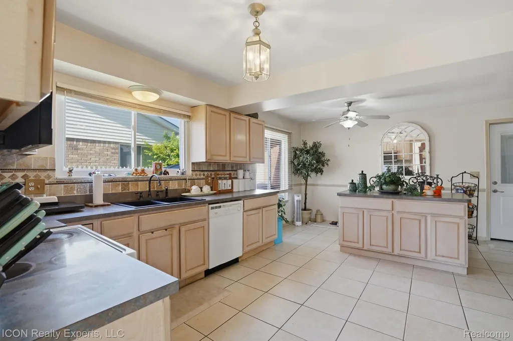 40567 Santoni Drive Clinton Charter Township MI 48038