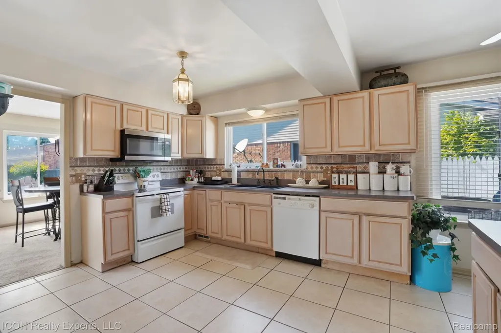 40567 Santoni Drive Clinton Charter Township MI 48038