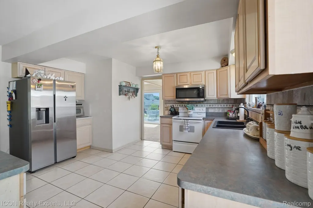 40567 Santoni Drive Clinton Charter Township MI 48038