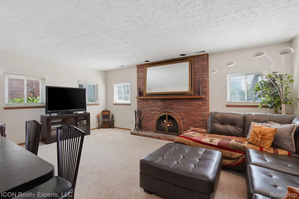 40567 Santoni Drive Clinton Charter Township MI 48038