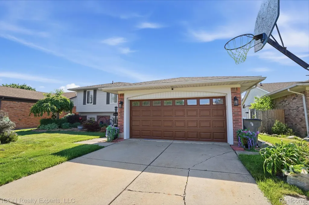 40567 Santoni Drive Clinton Charter Township MI 48038