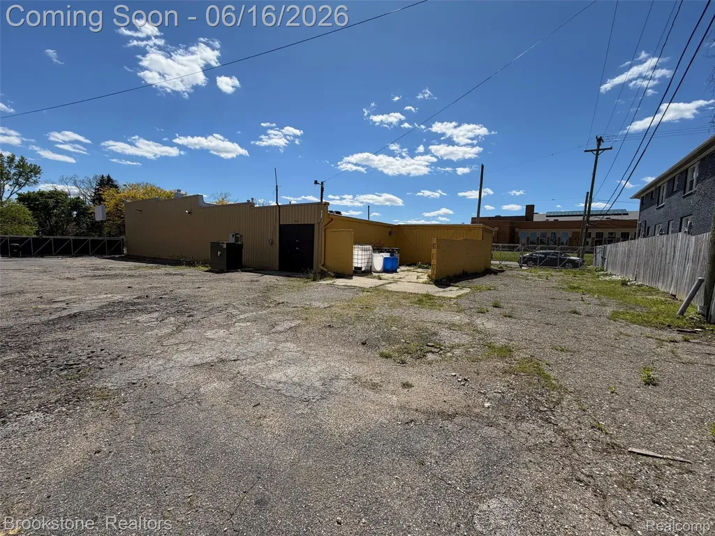 606 W Huron Street Pontiac City MI 48341