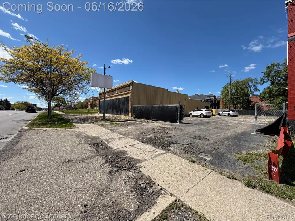 606 W Huron Street Pontiac City MI 48341