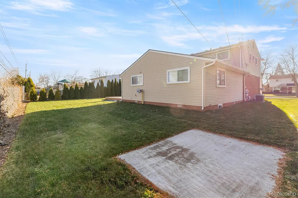 27020 Havelock Drive Dearborn Heights City MI 48127