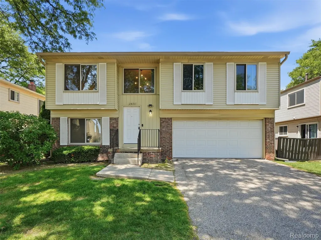 2934 Roundtree Drive Troy City MI 48083