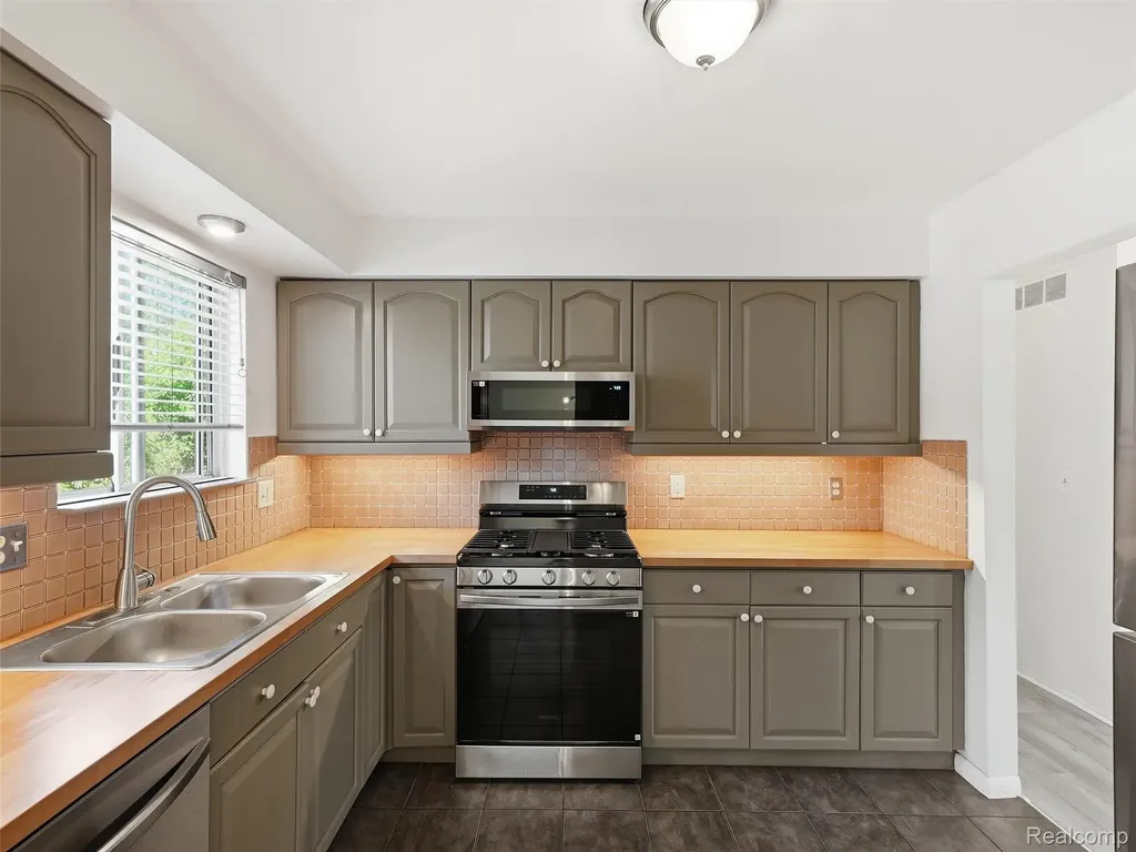 2934 Roundtree Drive Troy City MI 48083