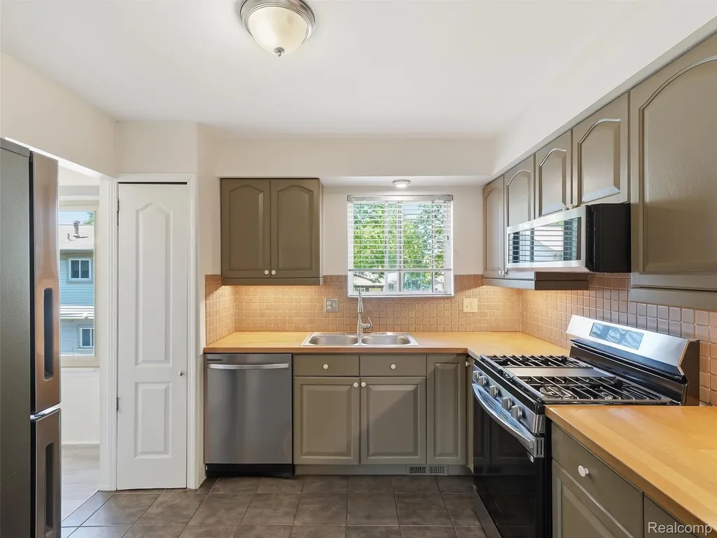 2934 Roundtree Drive Troy City MI 48083