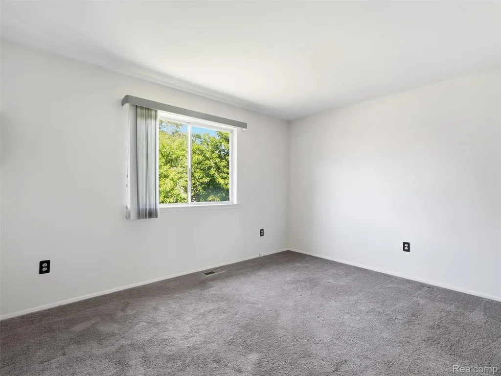 2934 Roundtree Drive Troy City MI 48083