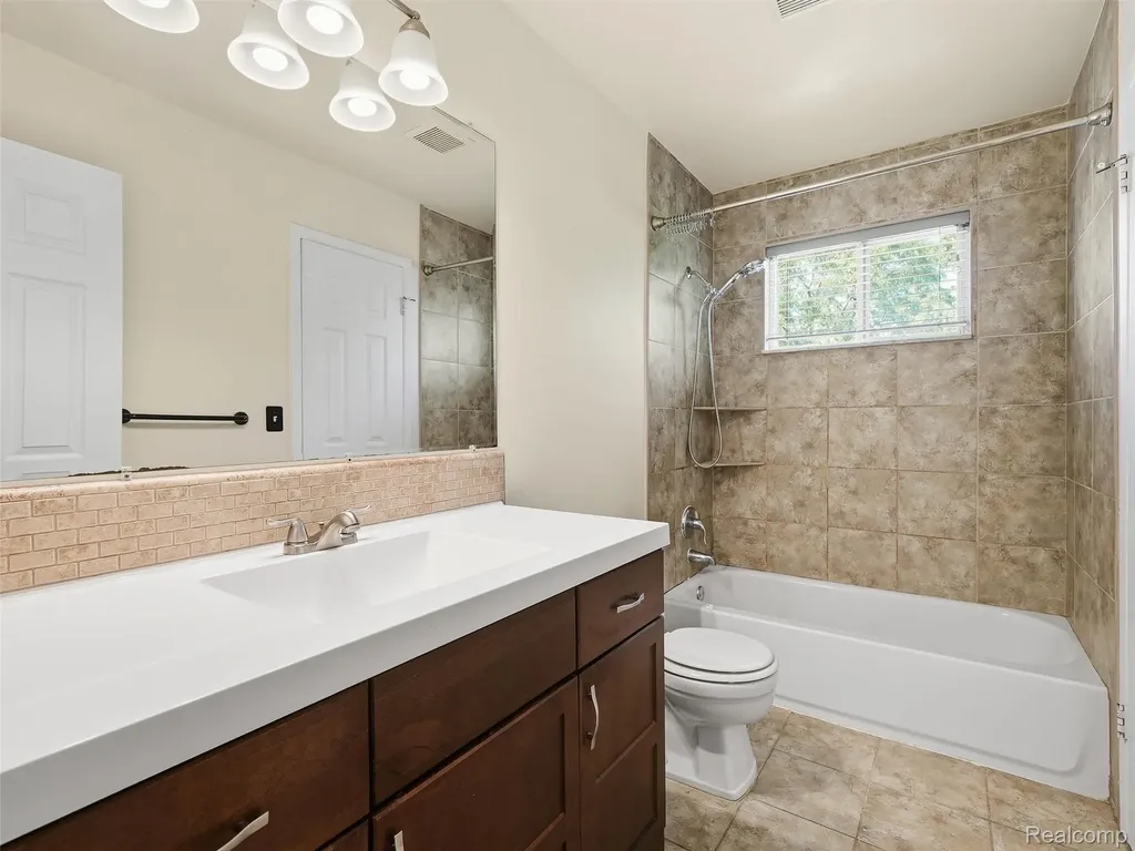 2934 Roundtree Drive Troy City MI 48083