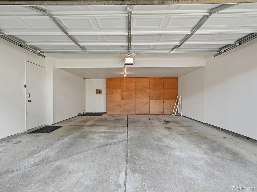 2934 Roundtree Drive Troy City MI 48083