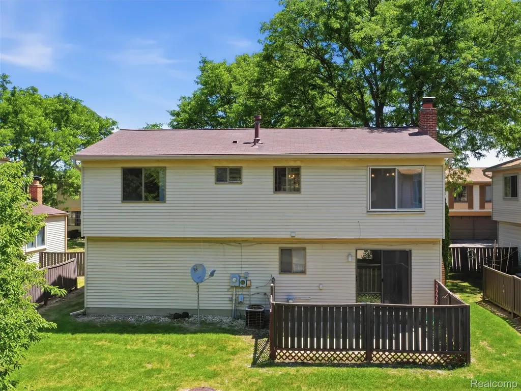 2934 Roundtree Drive Troy City MI 48083