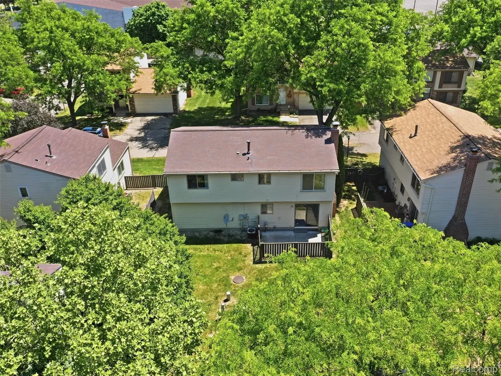 2934 Roundtree Drive Troy City MI 48083