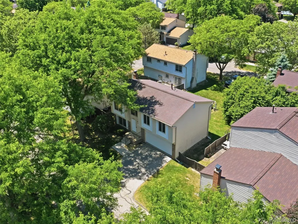 2934 Roundtree Drive Troy City MI 48083