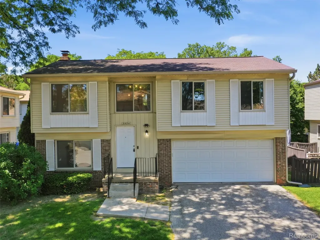 2934 Roundtree Drive Troy City MI 48083