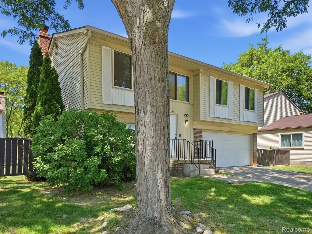 2934 Roundtree Drive Troy City MI 48083
