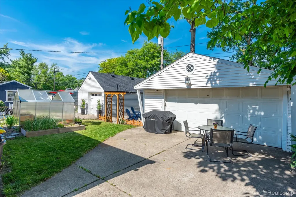 23110 Forest Street Oak Park City MI 48237