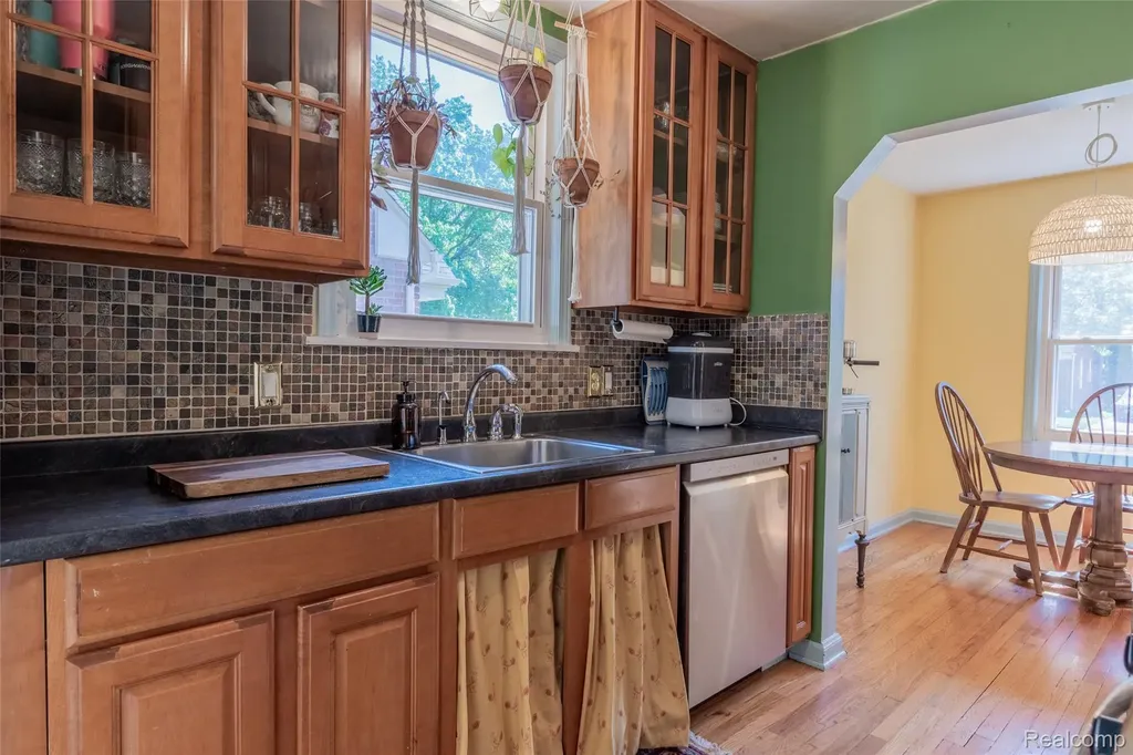23110 Forest Street Oak Park City MI 48237