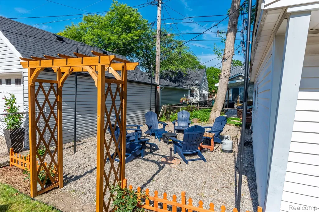 23110 Forest Street Oak Park City MI 48237
