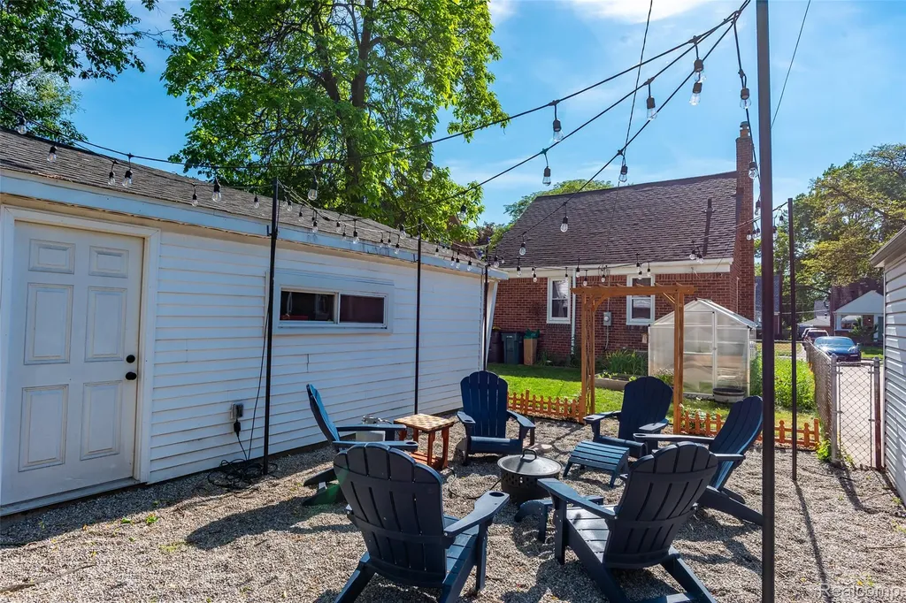 23110 Forest Street Oak Park City MI 48237