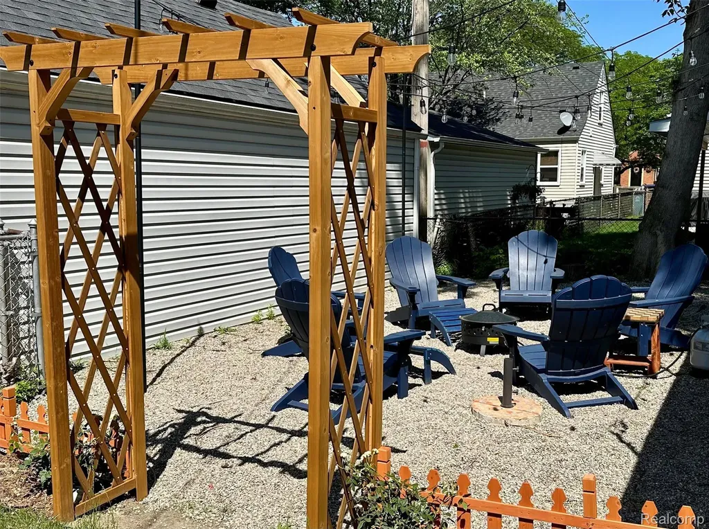 23110 Forest Street Oak Park City MI 48237