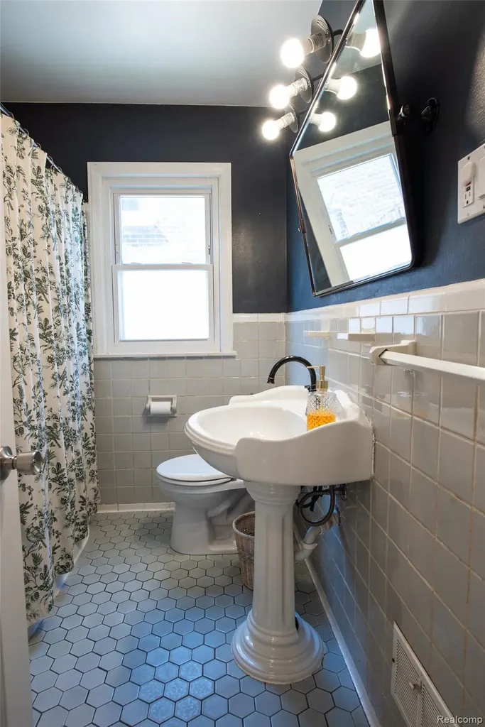 23110 Forest Street Oak Park City MI 48237