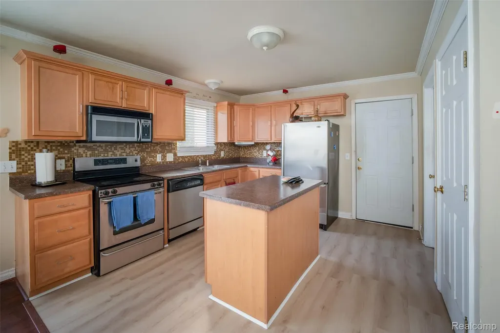 28136 Fortson Lane Inkster City MI 48141
