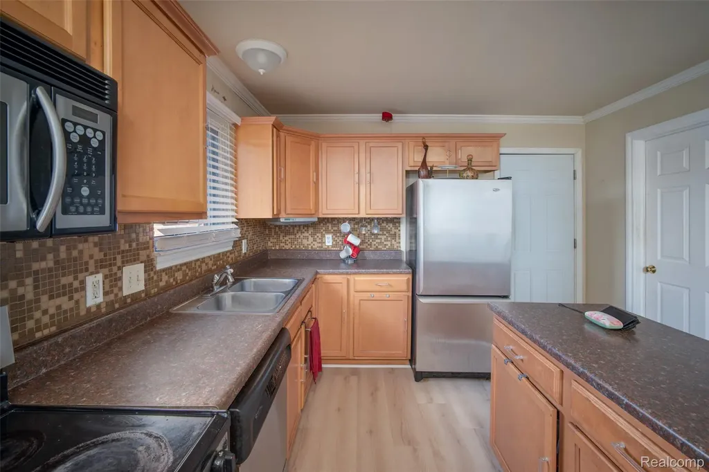 28136 Fortson Lane Inkster City MI 48141