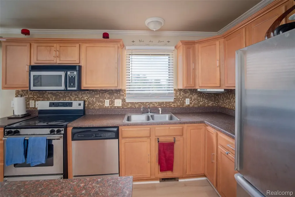 28136 Fortson Lane Inkster City MI 48141
