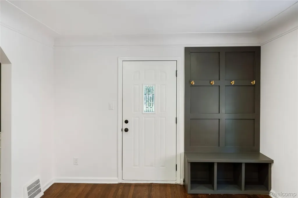 1741 Brys Drive Grosse Pointe Woods City MI 48236