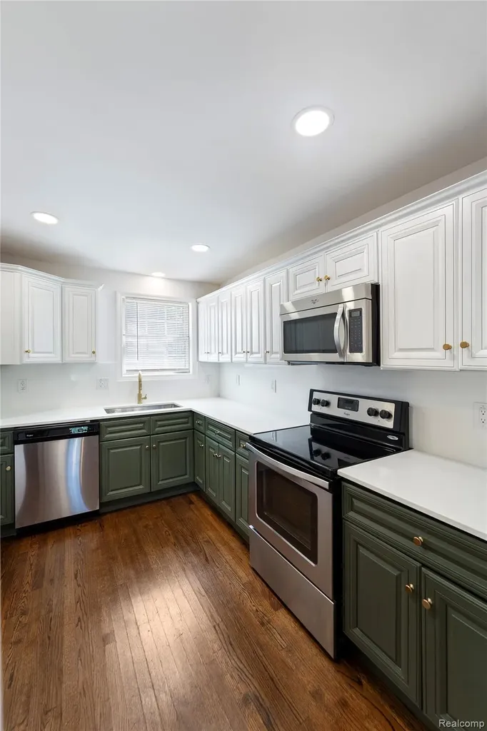 1741 Brys Drive Grosse Pointe Woods City MI 48236