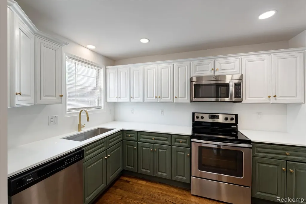 1741 Brys Drive Grosse Pointe Woods City MI 48236