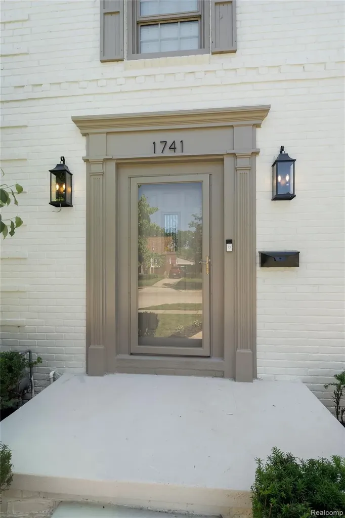 1741 Brys Drive Grosse Pointe Woods City MI 48236