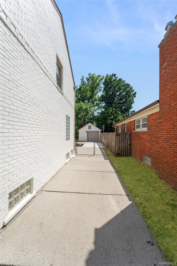 1741 Brys Drive Grosse Pointe Woods City MI 48236