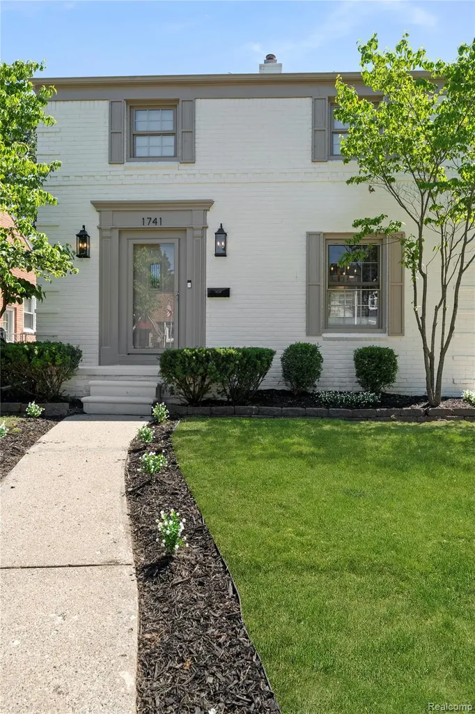 1741 Brys Drive Grosse Pointe Woods City MI 48236