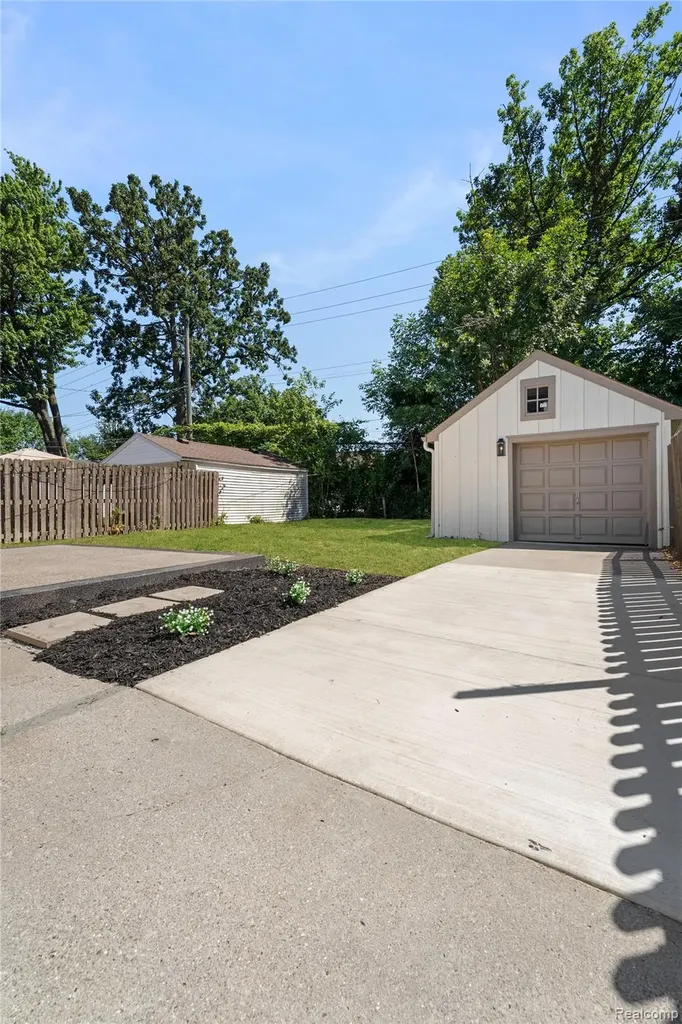 1741 Brys Drive Grosse Pointe Woods City MI 48236